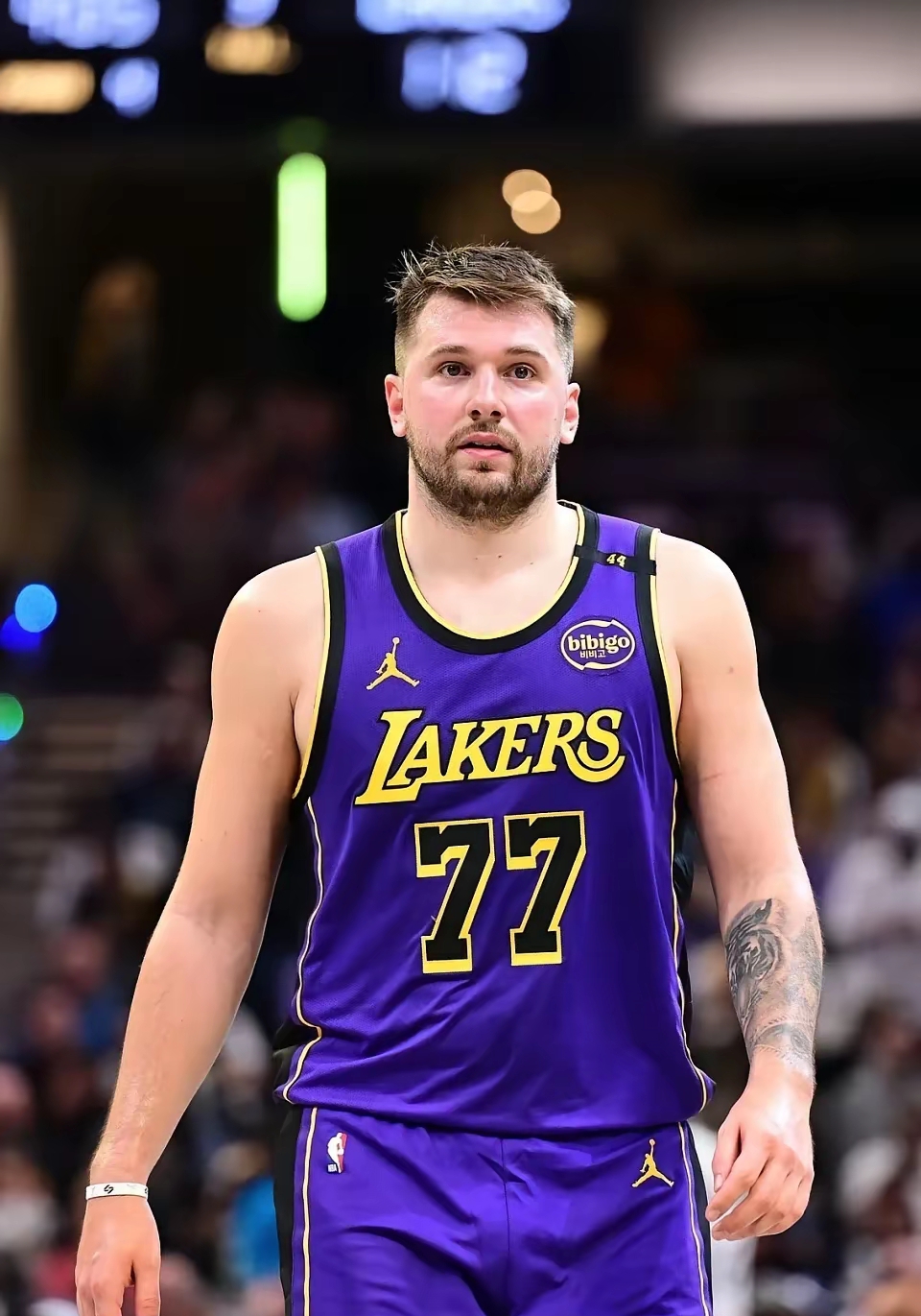 篮球明星投篮高效，成为球队得分王